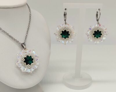 Elegantné šité náušnice Ema z kryštálov Emerald a White Opál