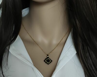 Elegantný luxusný náhrdelník s ručne šitým príveskom