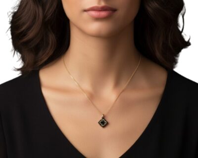 Elegantný luxusný náhrdelník s ručne šitým príveskom