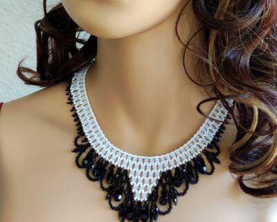 Luxusný šitý náhrdelník z Preciosa Crystal Jet a White Opál