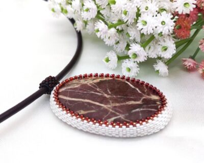 Prívesok Jaspis s retiazkou z kože a zapínaním z chirurgickej ocele