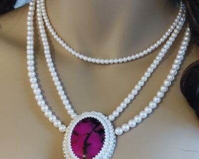 Trojradový Vintage náhrdelník z perál a ručne obšitým kameňom