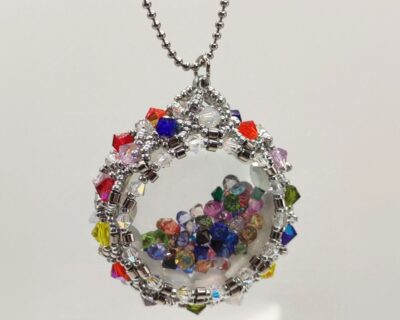 Šitý farebný prívesok hrkálka z kryštálov a retiazkou z ocele