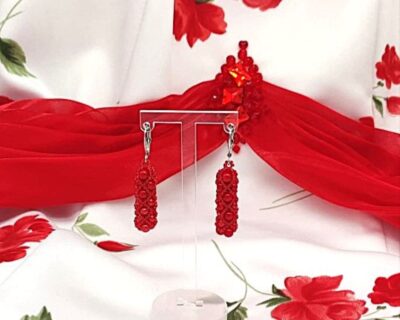 Červené perlové náušnice na redový tanec – chirurgická oceľ.