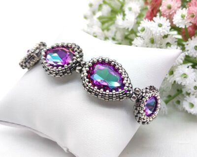 Originálny šitý náramok s ružovo fialovými kryštálmi