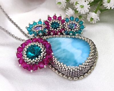 Originálny šitý prívesok z polodrahokamu LARIMAR a kryštálov