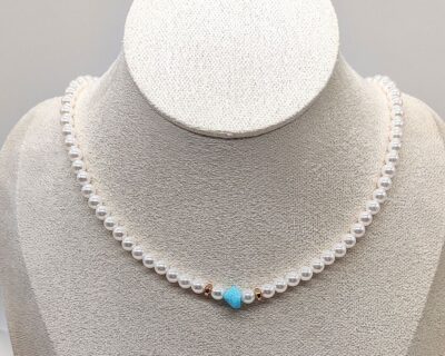 Náhrdelník zo sklenených perál v bielej farbe a Aquamarínu