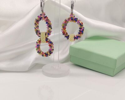 Šité asymetrické originálne farebné náušnice z korálok