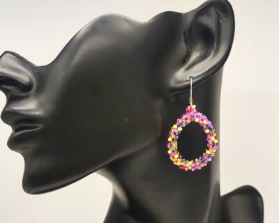 Šité originálne farebné náušnice z korálok kruhové