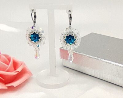 Originálne šité náušnice vo farbe modrej striebornej a krištáľovej