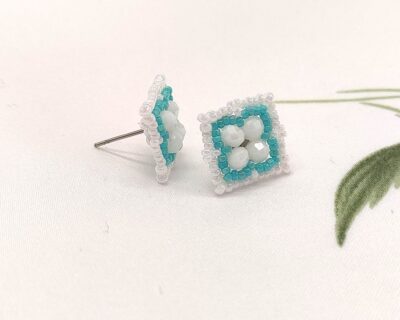 Šité napichovacie náušnice v bielo tyrkysovej farbe