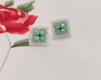 Šité napichovacie náušnice v Bielej Mint a Striebornej farbe