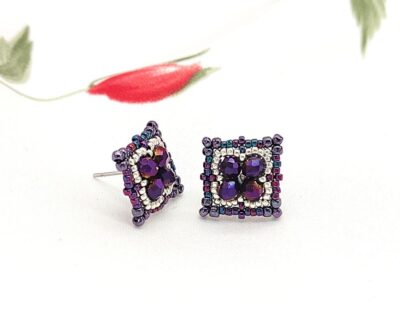 Šité napichovacie náušnice v striebornej a tmavo fialovej farbe