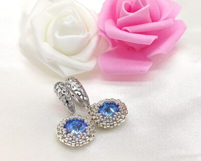 Šité náušnice v modro striebornej farbe s ozdobným zapínaním.