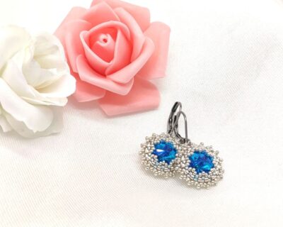 Šité náušnice v modro striebornej farbe – chirurgická oceľ