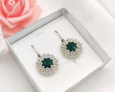 Šité náušnice v striebornej a smaragdovo zelenej farbe