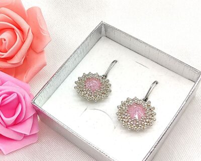 Šité náušnice v striebornej a svetlo ružovej farbe