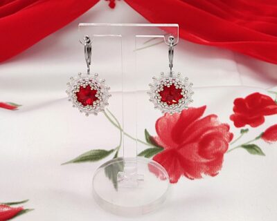 Šité náušnice v bielo červenej farbe na redový tanec