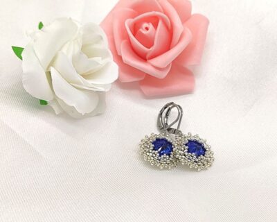 Šité náušnice v striebornej a tmavomodrej farbe