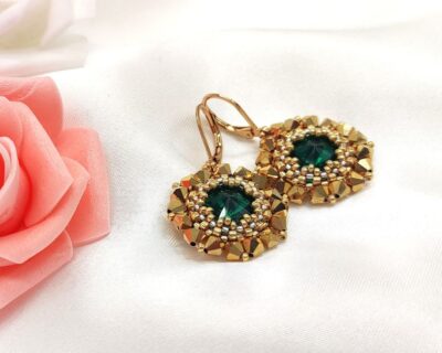 Šité originálne náušnice v zlato smaragdovo zelenej farbe
