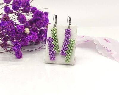 Šité náušnice vo fialovej a hráškovo zelenej farbe
