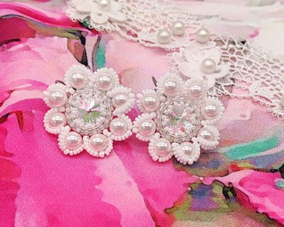 Šité náušnice v tvare kvetu zo sklenených perál v bielej farbe