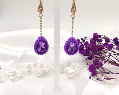 Šité náušnice z kryštálov v tvare kvapky vo fialovo zlatej farbe