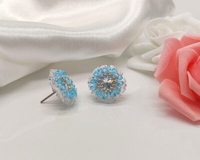 Šité náušnice z kryštálov v modrej a Crystal farbe – chirurgická oceľ