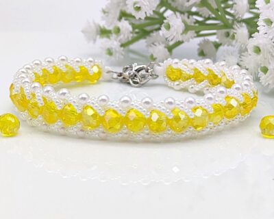Elegantná kombinácia bielych perál a žltých kryštálov v náramku