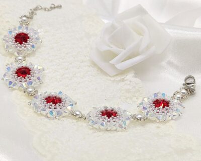 Originálny šitý náramok z kryštálov v červeno bielej farbe