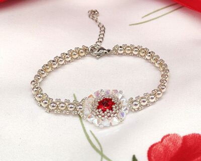 Šitý náramok z perál a kryštálov v červeno bielej farbe