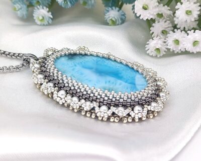 Originálny šitý prívesok z polodrahokamu LARIMAR a perál