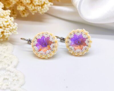 Šité náušnice z kryštálov a zapínaním Ródium v marhuľovej farbe