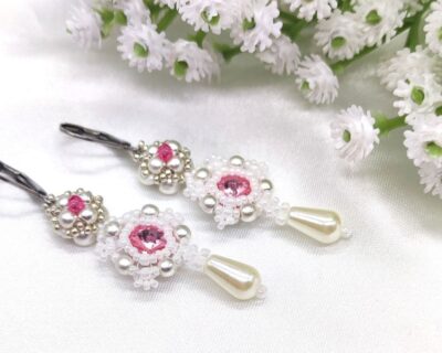 Šité náušnice v ružovo bielej farbe so zapínaním z chir. ocele