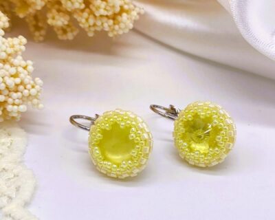 Žlté šité náušnice z kryštálov a zapínaním – Ródium