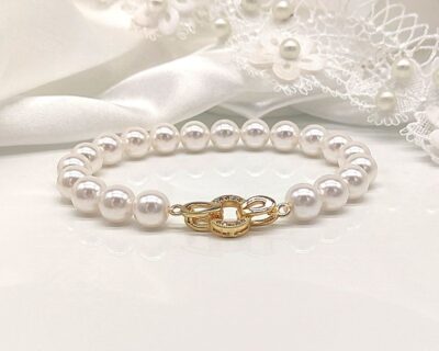 Perlový náramok s ozdobným zapínaním v zlatej farbe