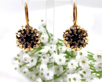 Šité mini náušnice z kryštálov v čierno zlatej farbe