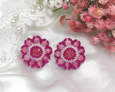 Šité náušnice z praskaného krištáľu v ružovej farbe