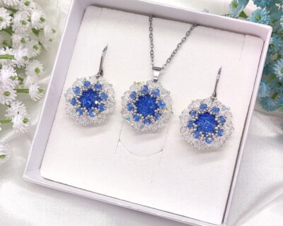 Šité náušnice a prívesok z kryštálov v modrej a krištáľovej farbe