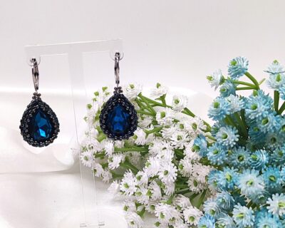 Šité náušnice z kryštálov v tvare kvapky v petrolejovej farbe