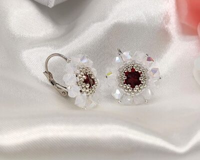 Šité náušnice z kryštálov v bielo červenej farbe