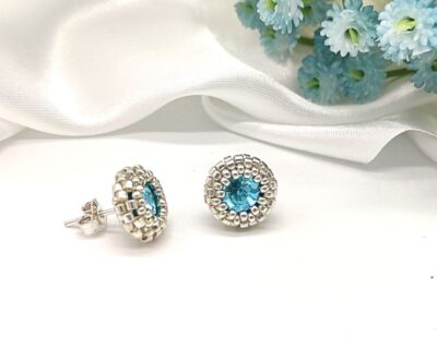 Šité napichovacie náušnice z kryštálov v strieborno modrej farbe