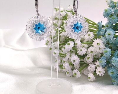 Luxusné šité náušnice v modrej a krištáľovej farbe.