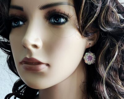 Šité náušnice z kryštálov v bielo fialovej farbe ( 316L )