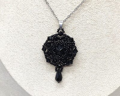 Ručne šitý prívesok z Preciosa Crystals Black Elegance
